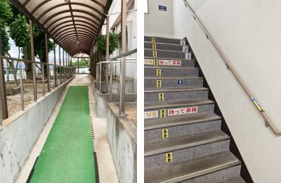 スロープと手すりが設置された通路