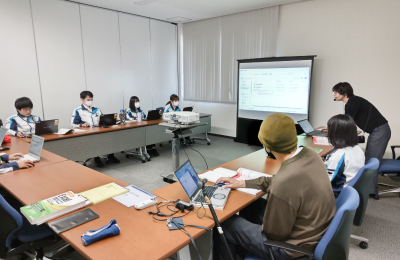 PCでExcelの研修を受ける様子